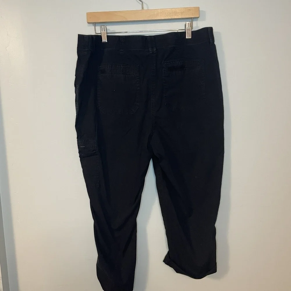 Chico's Black Casual Fly Front Cargo Basic Crop Pants Size 2.5 US size 14‎